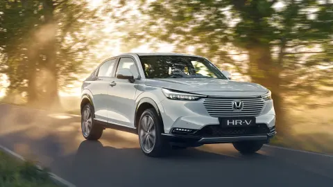HR-V hybride rijdt op de weg op het platteland.