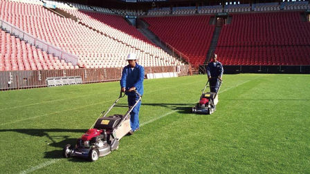 2x Honda grasmaaiers, voetbalstadion.