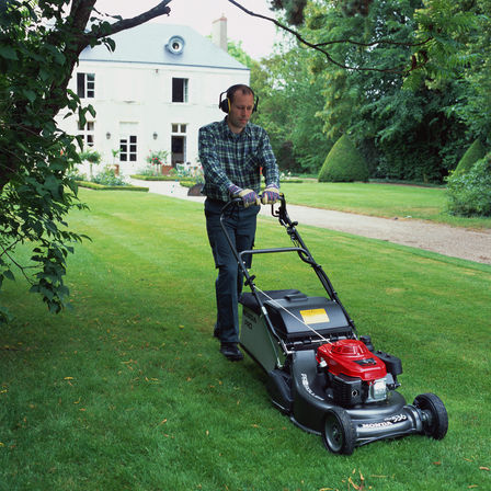 Driekwart vooraanzicht, zicht op rechterkant, in gebruik door model, tuinlocatie.