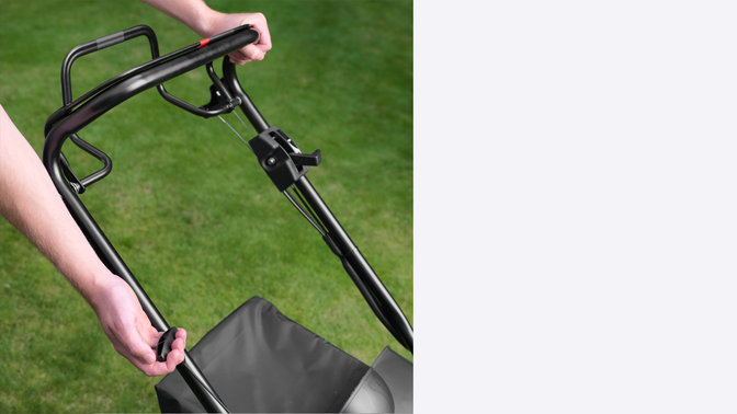 Honda HRX-grasmaaiers, close-up van automatische chokesysteem, tuinlocatie.