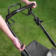 Honda HRX-grasmaaiers, close-up van automatische chokesysteem, tuinlocatie.
