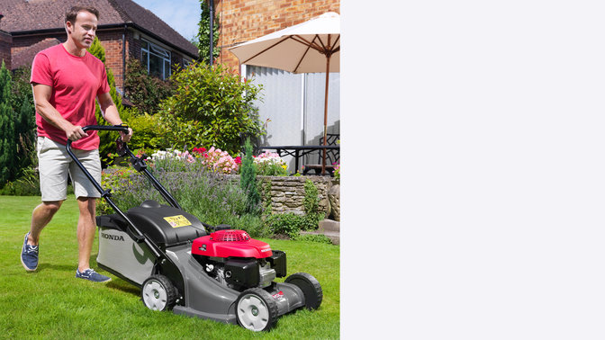 Honda HRX-grasmaaiers, driekwart vooraanzicht, zicht op rechterkant, tuinlocatie.