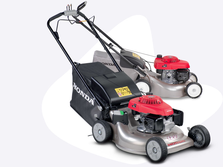 2x Honda IZY-grasmaaiers, driekwart vooraanzicht, zicht op rechterkant.