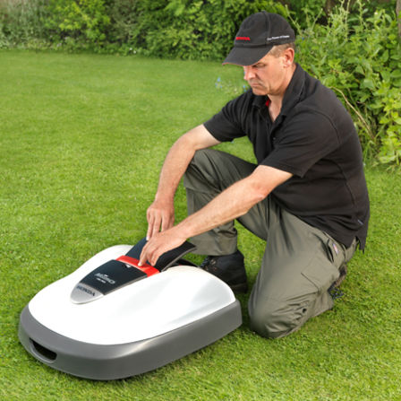 Model dat Miimo programmeert, tuinlocatie.