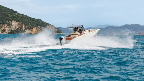 Modellen achterin de boot op locatie in zee met BF350 motor.