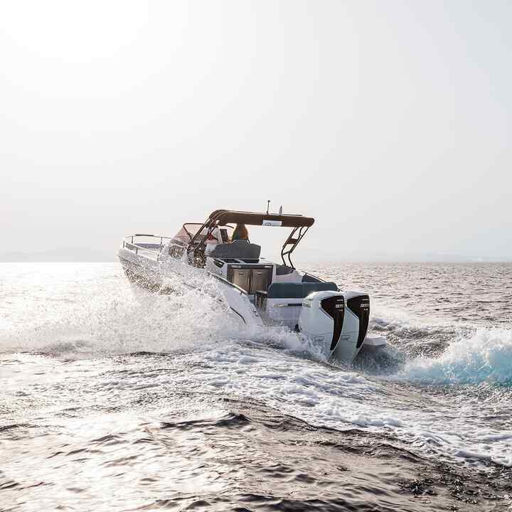 Twee modellen besturen de boot in zee met de Honda BF350 v8 motor.