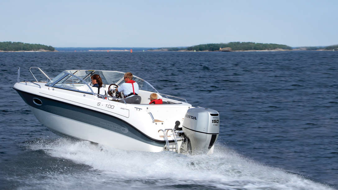 Boot met de BF150 motor, in gebruik door modellen, kustlocatie.