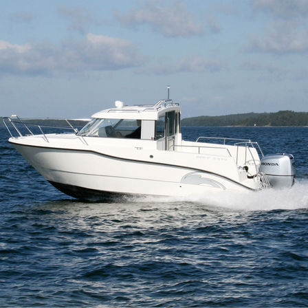 Boot met Honda motor, in gebruik door model, kustlocatie.