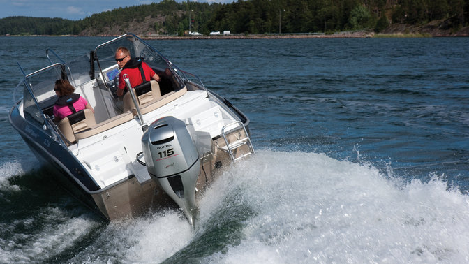Boot met de BF115 motor, in gebruik door modellen, kustlocatie.