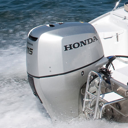Close-up van de BF115 motor, kustlocatie.