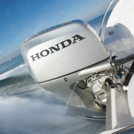 Close-up van een Honda motor, kustlocatie.