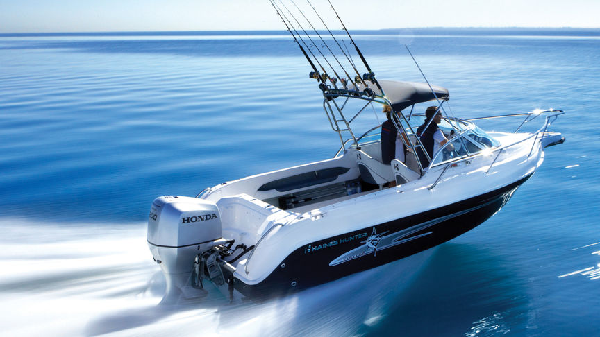 Boot met BF200 motor, in gebruik door model, kustlocatie.