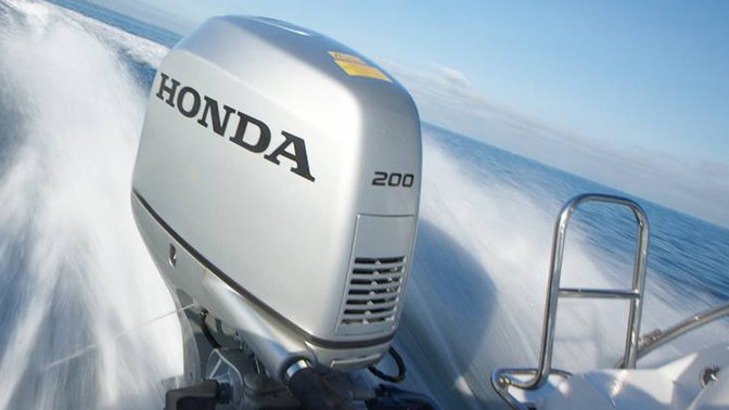 Close-up van de BF200 motor, kustlocatie.