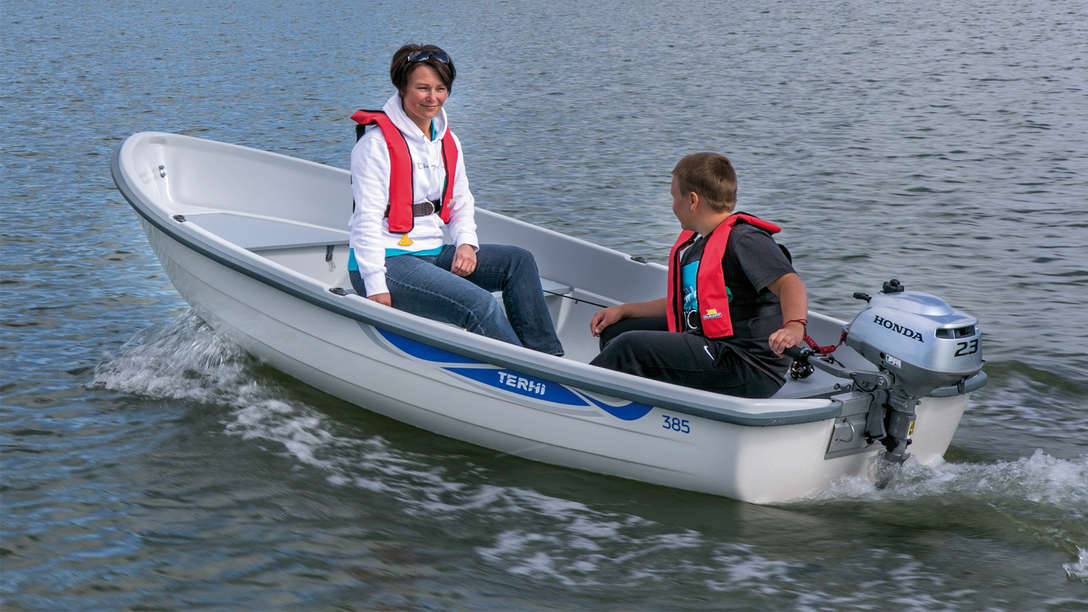 Boot met Honda BF2.3 motor, in gebruik door modellen, kustlocatie.