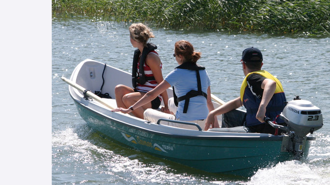 Boot met BF2.3 motor, in gebruik door modellen, meerlocatie.
