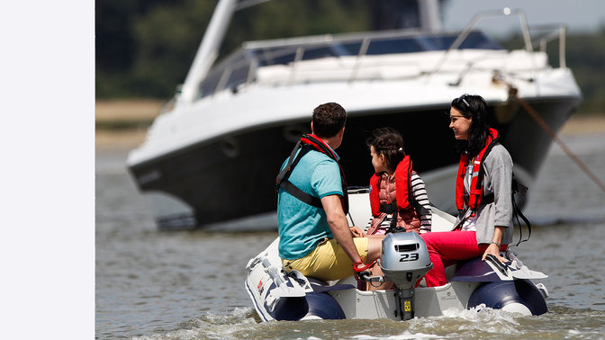 Boot met BF2.3 motor, in gebruik door modellen, meerlocatie.