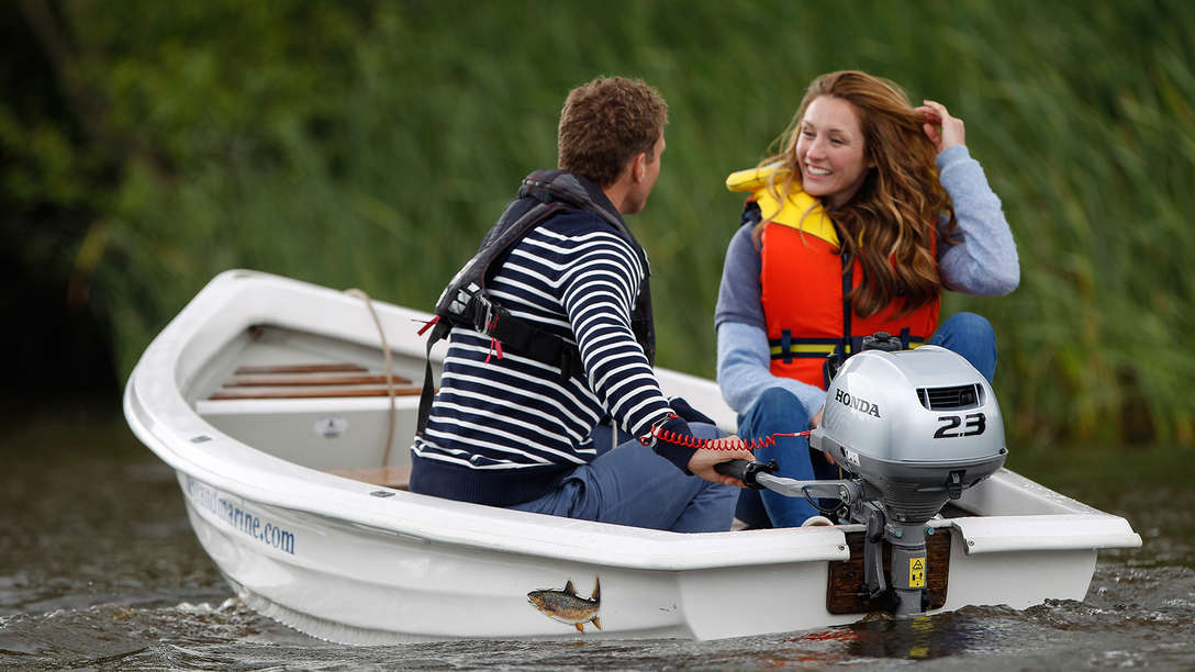 Boot met Honda BF2.3 motor, in gebruik door modellen, kustlocatie.