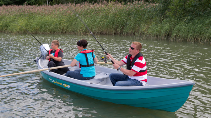 Boot met Honda motor, in gebruik door modellen, meerlocatie.