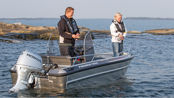 Boot met Honda motor, in gebruik door modellen, kustlocatie.