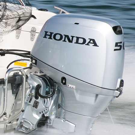 Close-up van de BF50 motor, kustlocatie.