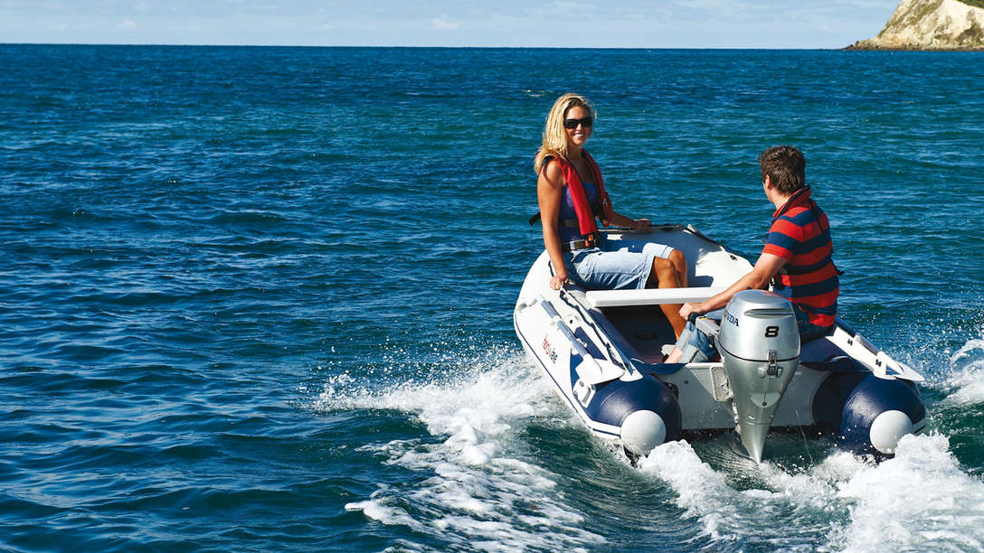 Boot met BF8 motor, in gebruik door modellen, kustlocatie.