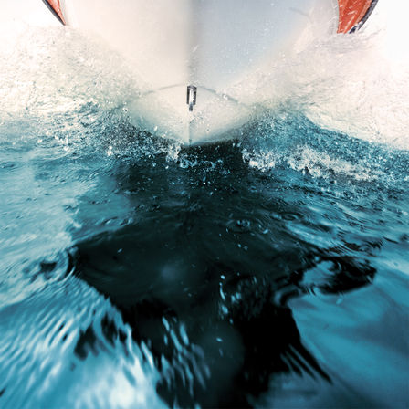 Close-up van helder water met Honda motor.
