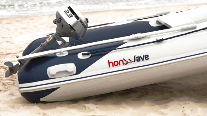 Zijaanzicht van Honda opblaasboot, strandlocatie.