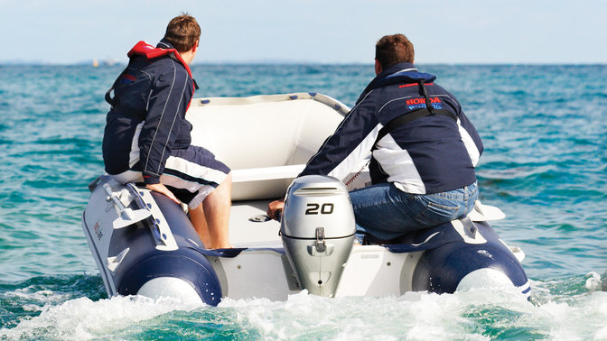 Honda opblaasboot, in gebruik door modellen, kustlocatie.