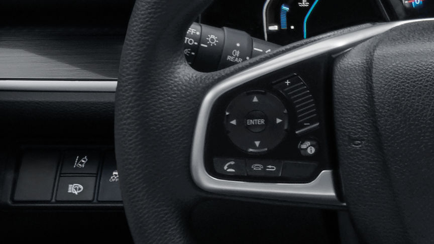 Close-up van Driver Information Display-knoppen op stuurwiel.