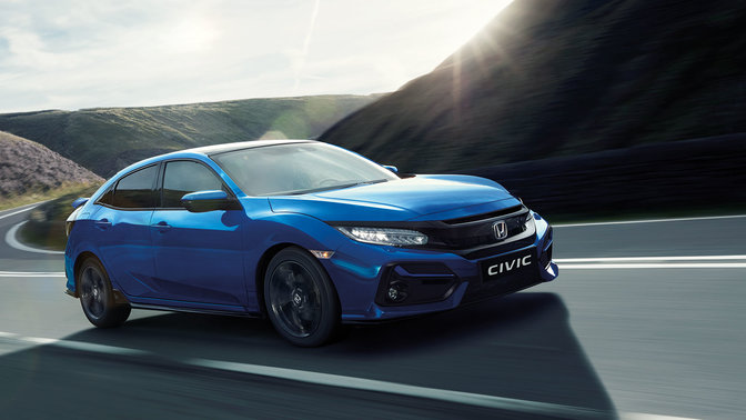 Driekwart vooraanzicht Honda Civic, rijdend in een stad.