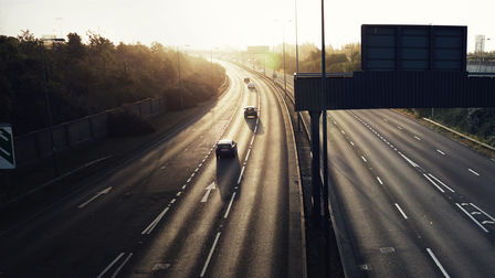 Autosnelweg bij zonsondergang