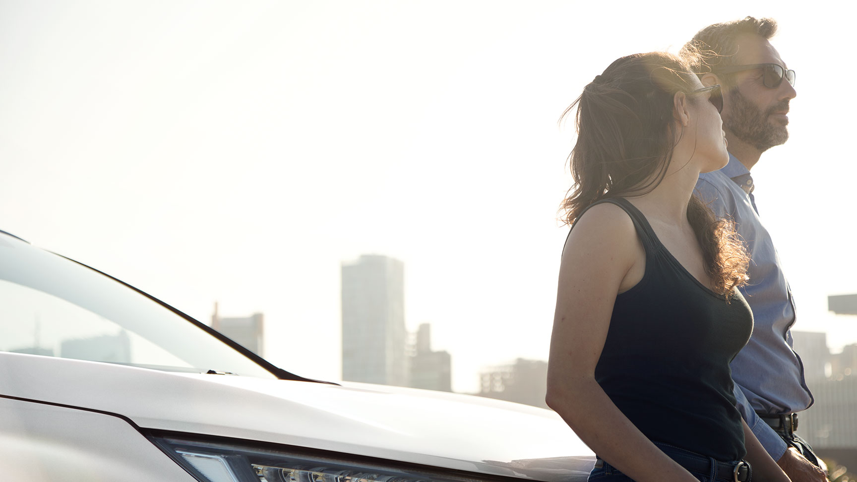 Passagiers die op de motorkap van een Honda leunen