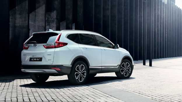 Achteraanzicht van een Honda CR-V Hybrid die in een straat geparkeerd staat