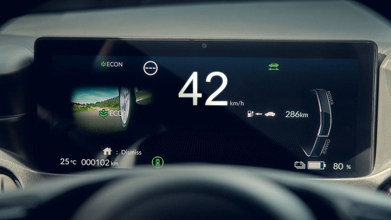Dashboard van elektrische auto met actieradiusgegevens