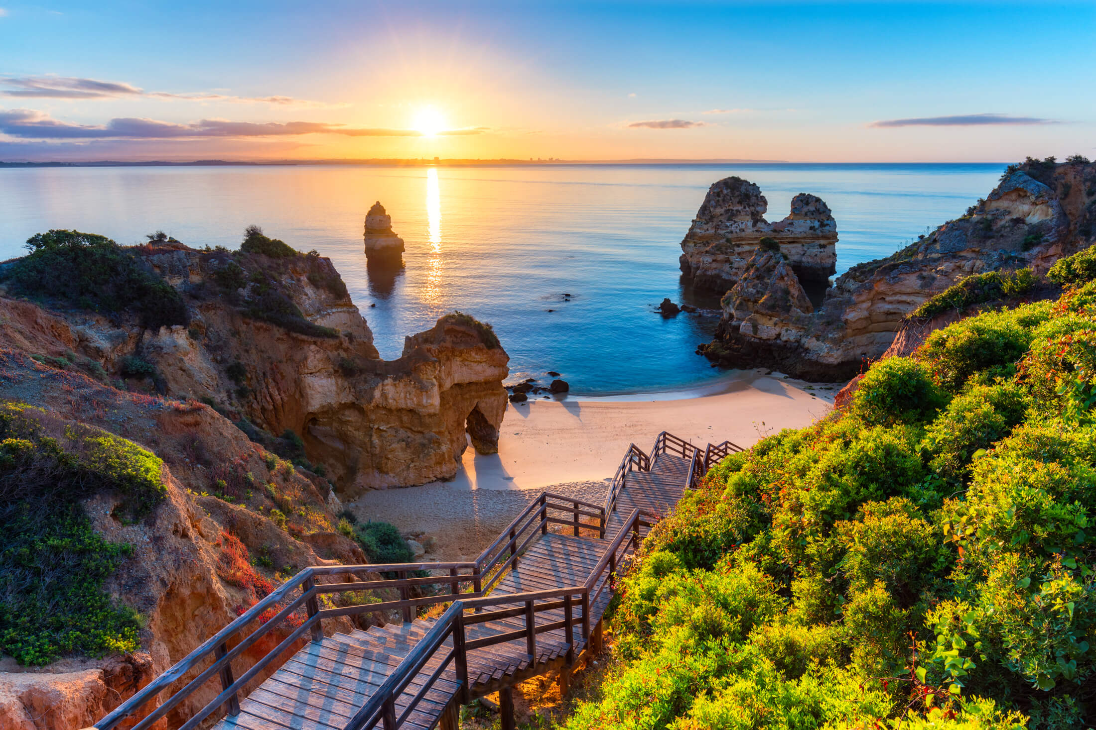 Trap naar een verborgen strand langs de Algarve-kust in Portugal