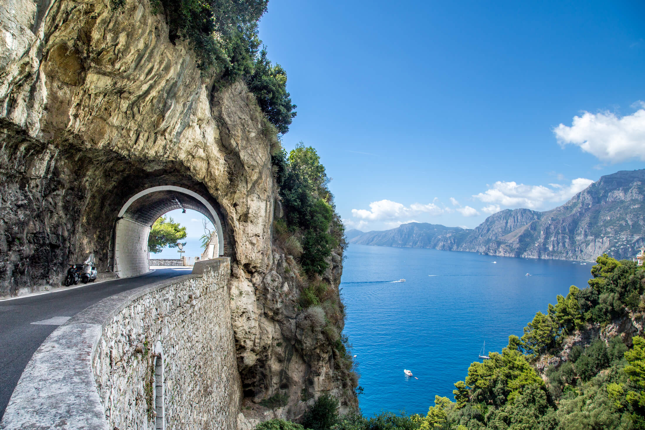 Een weg in de bergen langs de Italiaanse Amalfikust