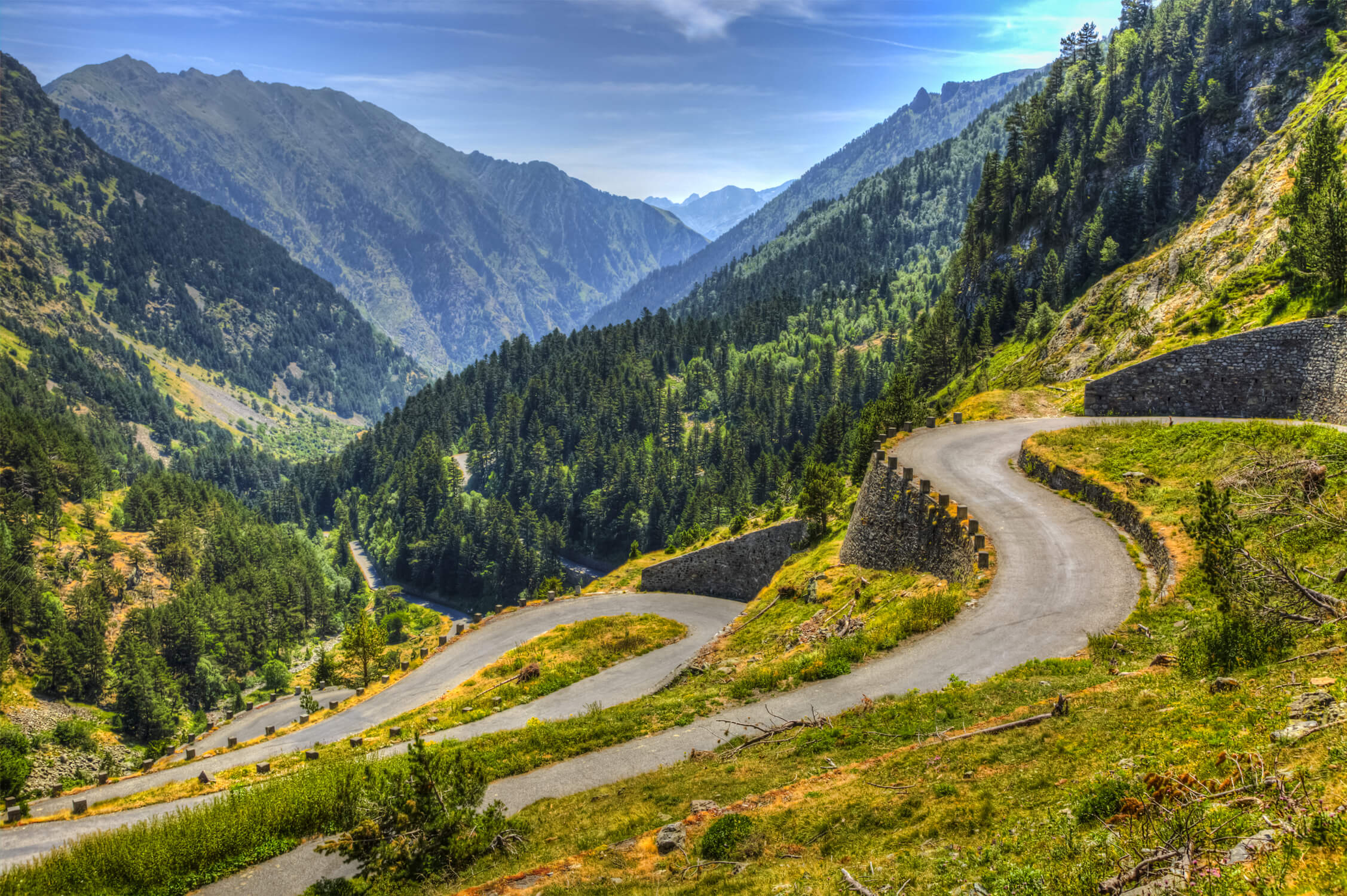 Een kronkelende bergroute in de Pyreneeën