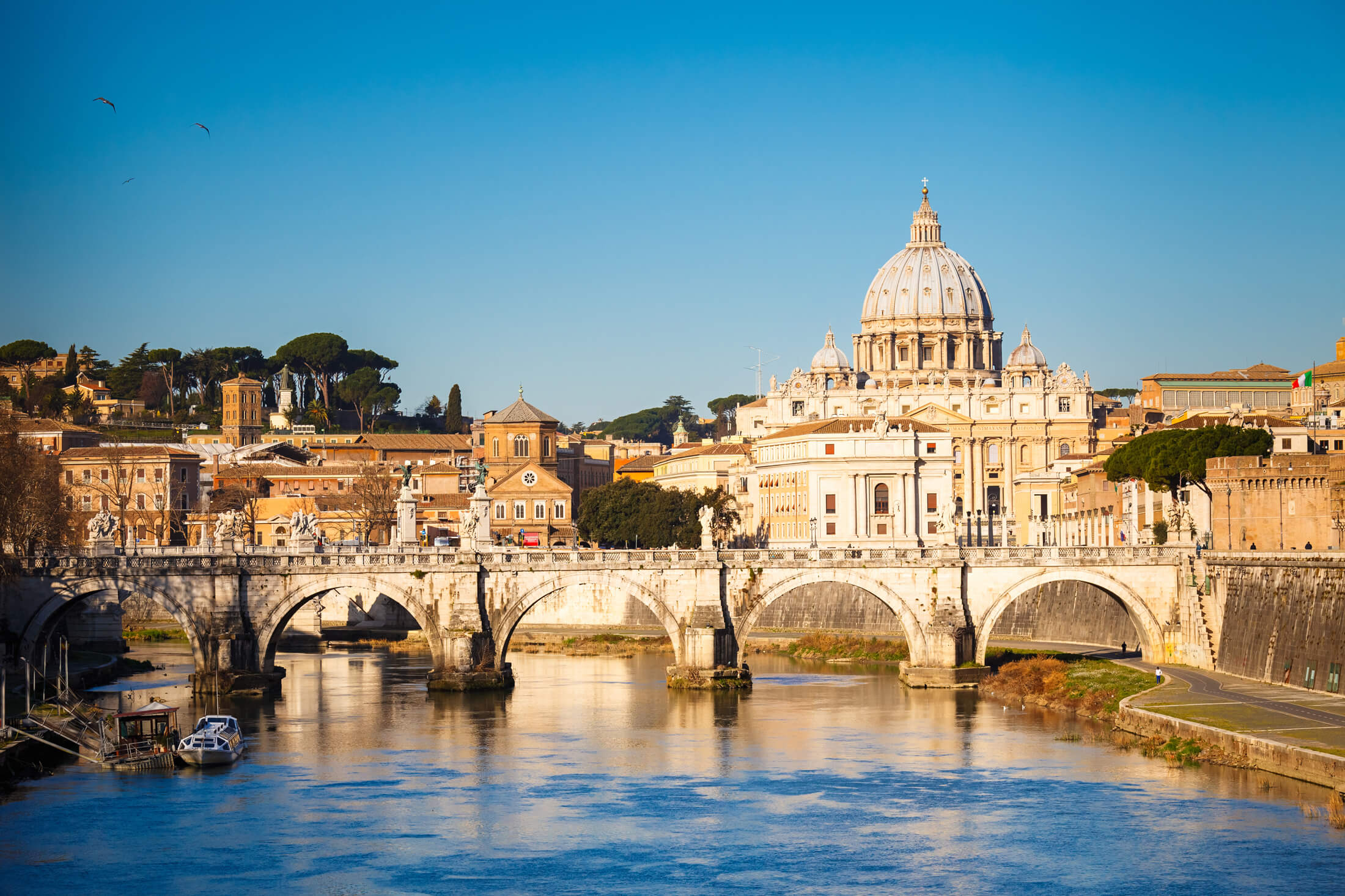 Uitzicht over de rivier de Tiber en de Sint-Pietersbasiliek in Rome, Italië