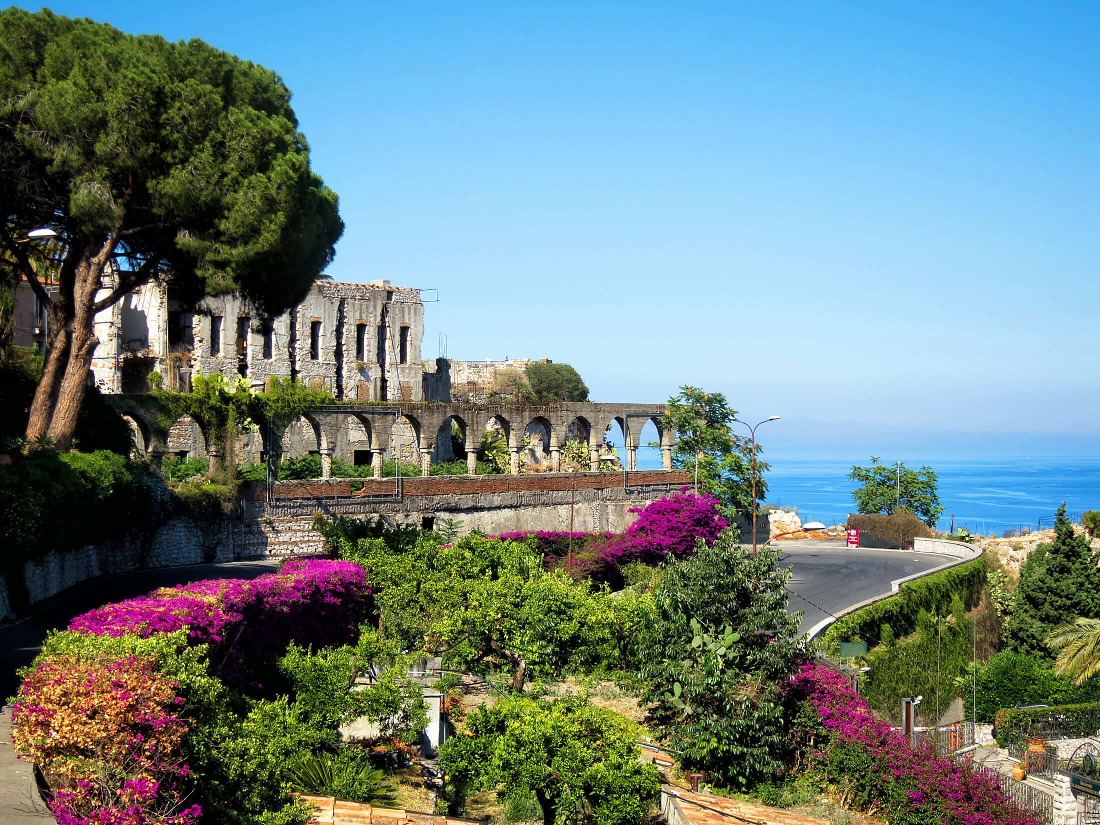 Een kleurrijke tuin bij een oud gebouw op Sicilië, Italië