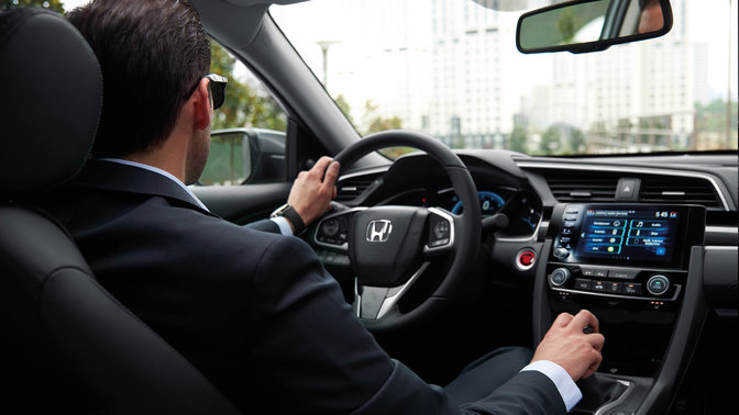 Interieurfoto Honda Civic 4-deurs met handgeschakelde versnellingsbak.
