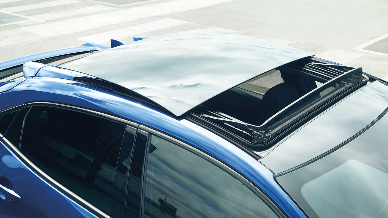 Honda Civic met opengaand glazen dak.