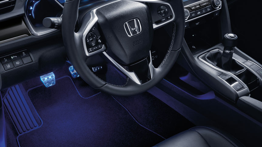 Vooraanzicht van het interieur van de Honda Civic 5-deurs met Illumination pack.