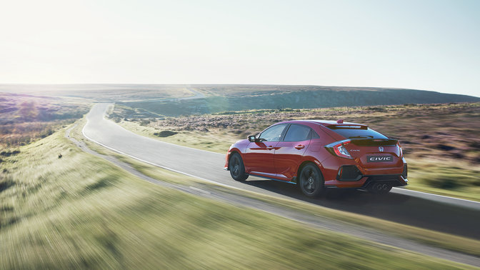 Driekwart achteraanzicht Honda Civic. Landelijke locatie.