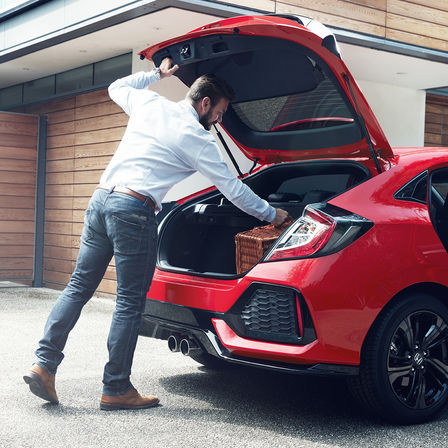 Driekwart achteraanzicht Honda Civic - foto van kofferbak.