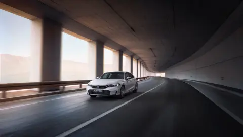 Civic Hybrid rijdend door een straat.