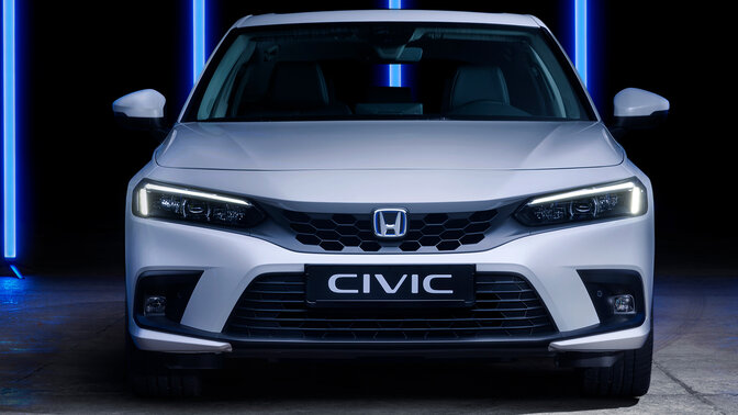 Close-up van Honda Civic e:HEV badge op de achterkant van de auto.