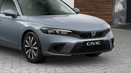 Close-up van de parkeersensoren vooraan op de Honda Civic e:HEV.