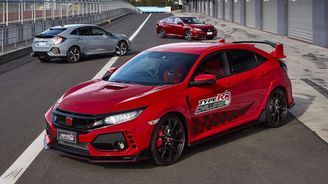 Driekwart vooraanzicht van Honda Civic Type R op de Nürburgring.