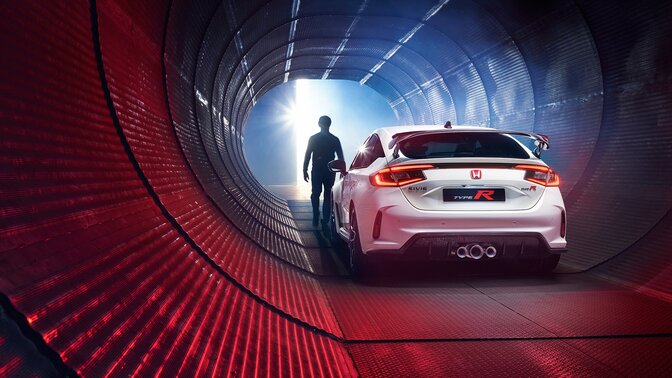 Driekwart achteraanzicht Honda Civic Type R geparkeerd in een tunnel.