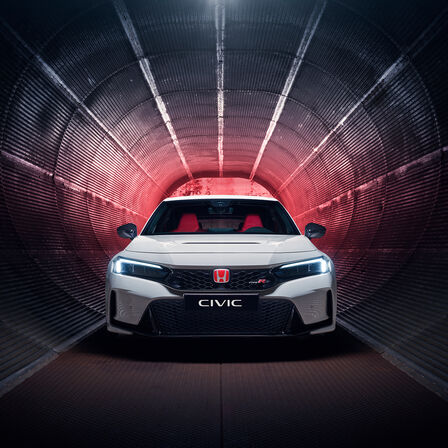 Vooraanzicht Honda Civic Type R geparkeerd in een tunnel. 